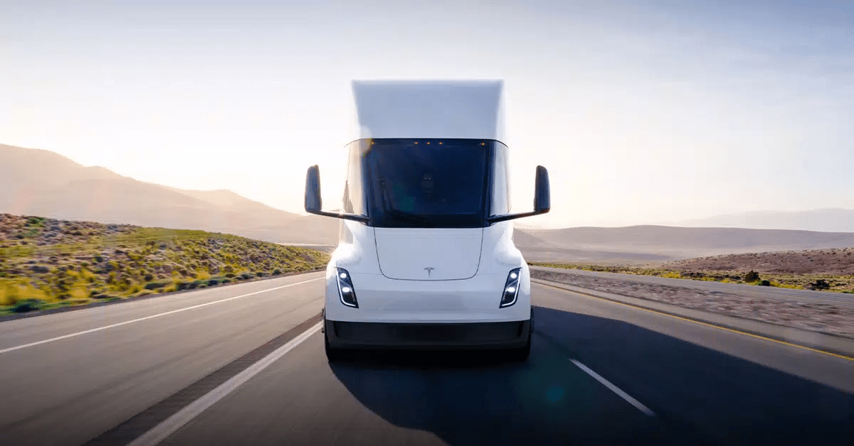 Og'irligi 36 tonnadan ortiq bo'lgan Tesla Semi yuk mashinasi zaryadsiz 800 km yo'l bosib o'tdi.