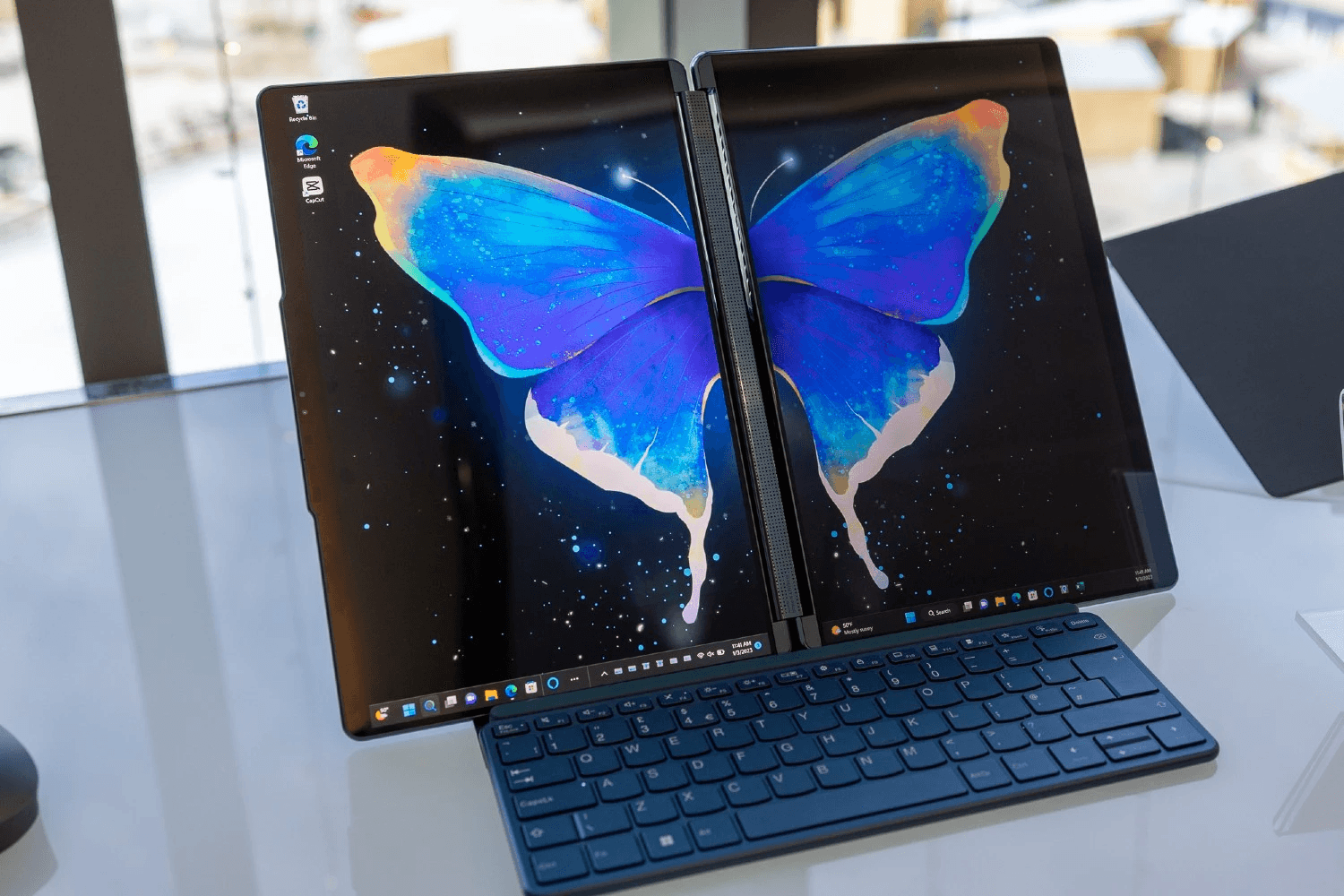 Lenovo ikkita ekranli va klaviaturasiz YogaBook 9i noutbukini 2100 dollarga tayyorlamoqda