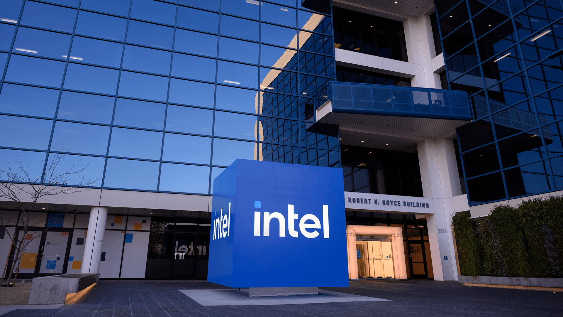 Intel inqirozda: kompaniya AQShda minglab ishchilarni ishdan bo‘shatmoqda