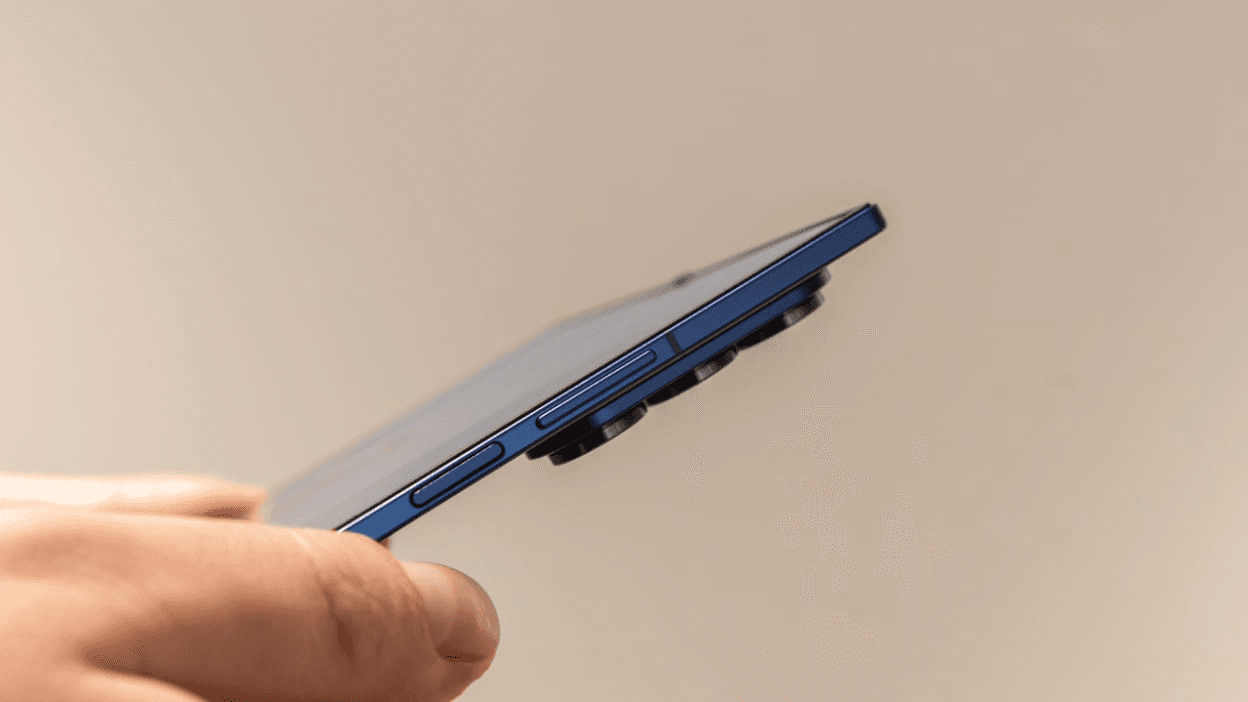 Samsung Galaxy Z Fold7 nafaqat o‘ta yupqa, balki juda mustahkam bo‘lib chiqdi. Uni muzlatishdi, yoqishdi, tirnashdi va tushirishdi, ammo Galaxy Z Fold7 ishlashda davom etdi.
