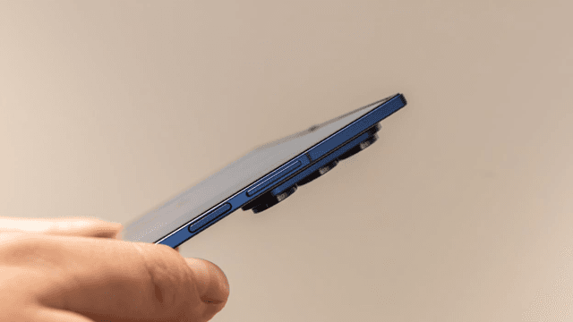Samsung Galaxy Z Fold7 nafaqat o‘ta yupqa, balki juda mustahkam bo‘lib chiqdi. Uni muzlatishdi, yoqishdi, tirnashdi va tushirishdi, ammo Galaxy Z Fold7 ishlashda davom etdi.